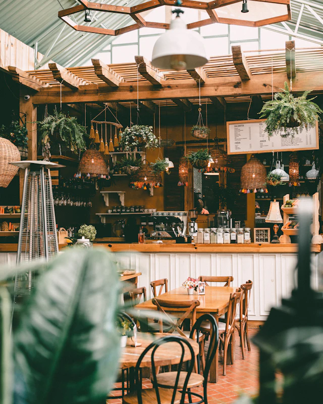 Interno di un bar con tavoli in legno