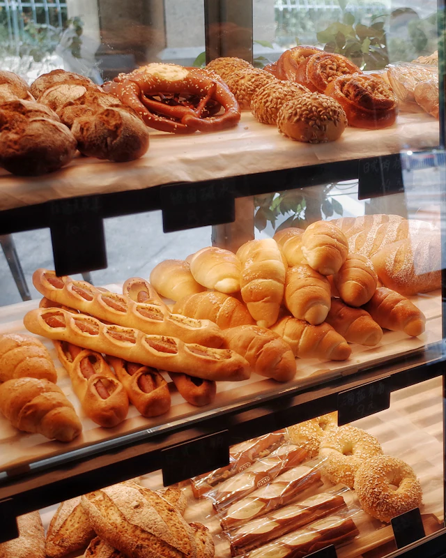 Pane esposto sugli scaffali di un forno